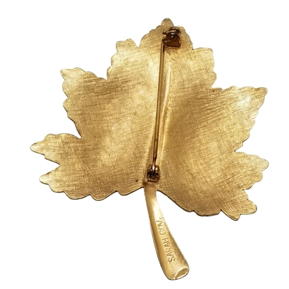 SARAH COVENTRY VINTAGE LARGE  GOLDTONED & FAUX PEARL MAPLE  LEAF BROOCH - Picture 2 of 3